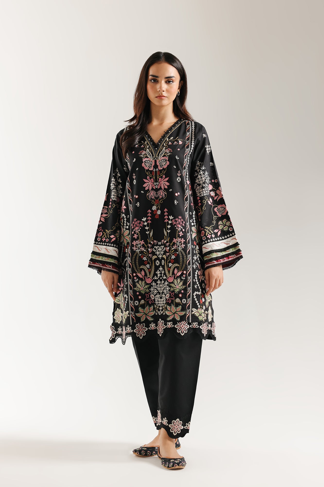 EMBROIDERED SUIT (E3616/103/902)