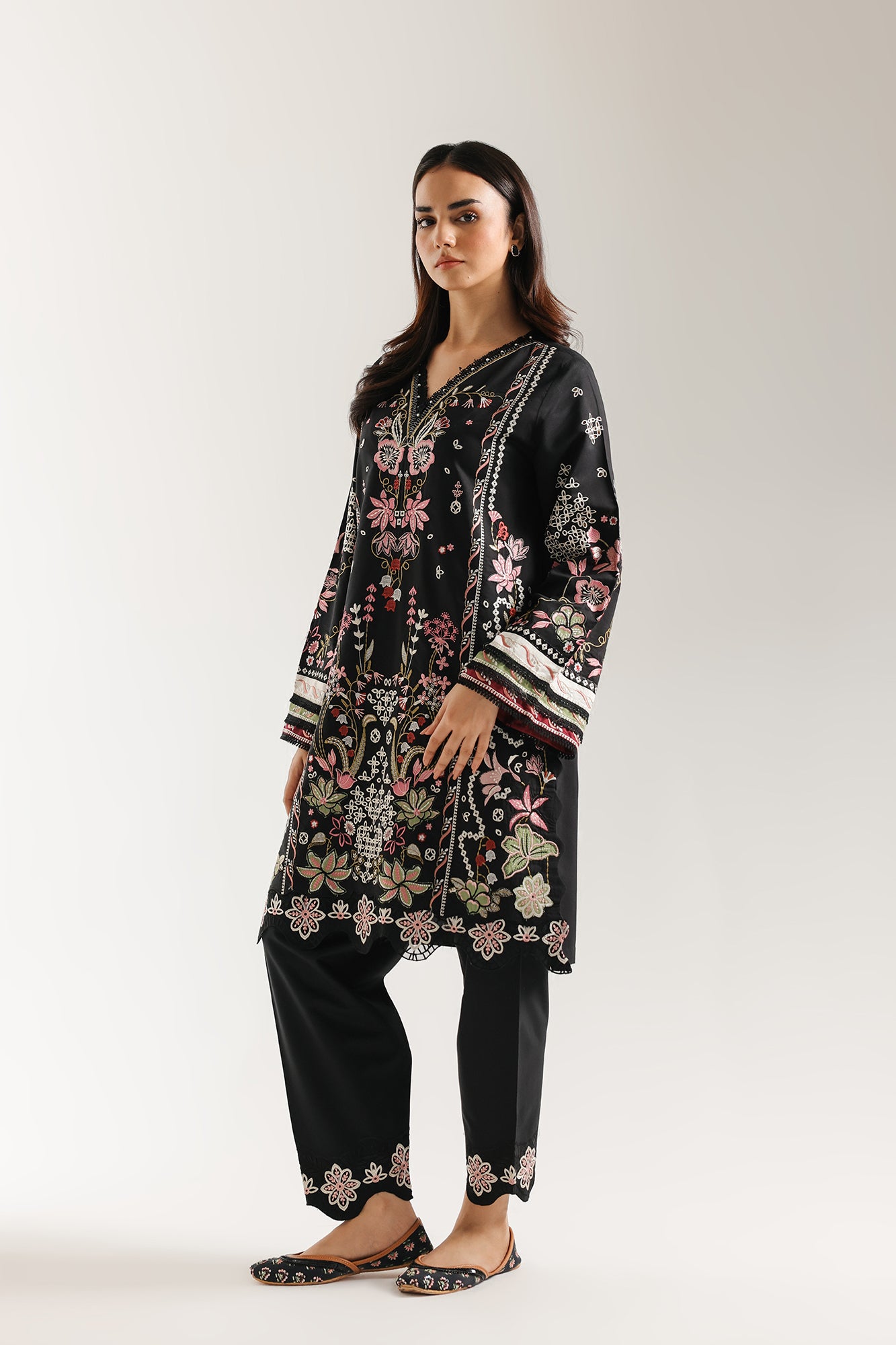 EMBROIDERED SUIT (E3616/103/902)