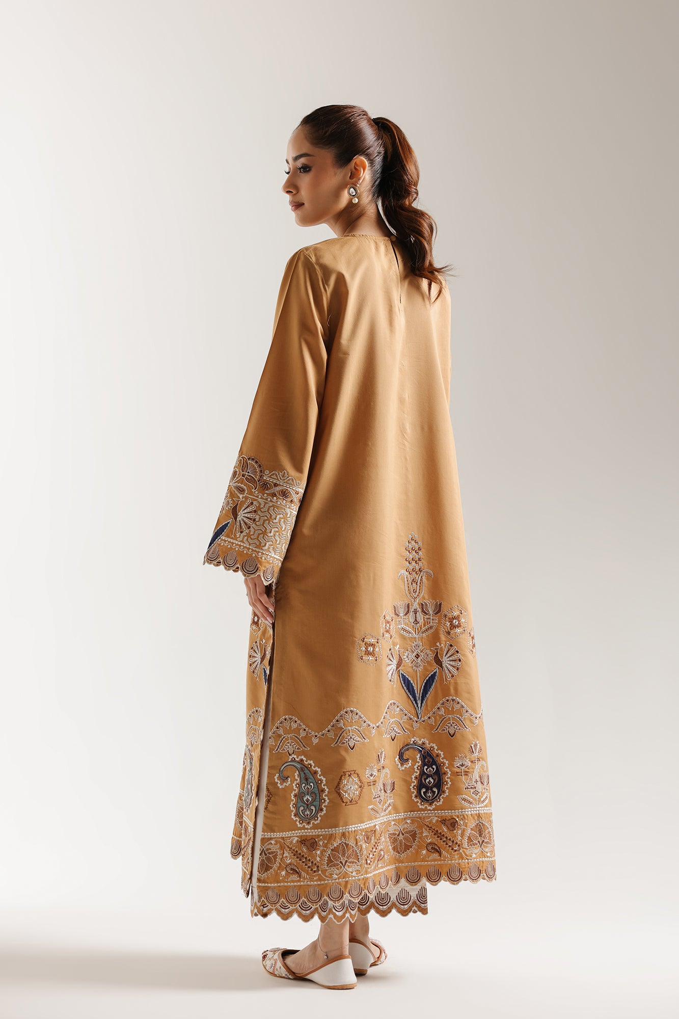 EMBROIDERED SUIT (E3624/103/218)