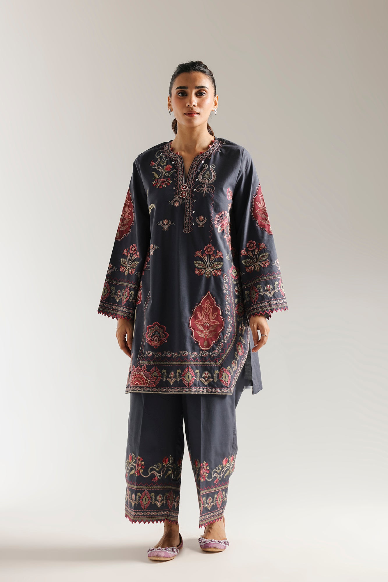 EMBROIDERED SUIT (E3625/103/904)