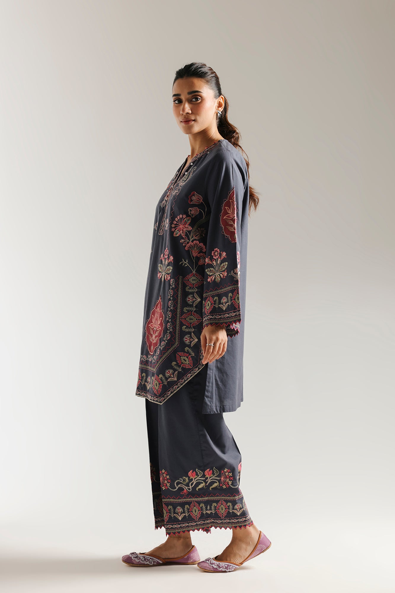 EMBROIDERED SUIT (E3625/103/904)