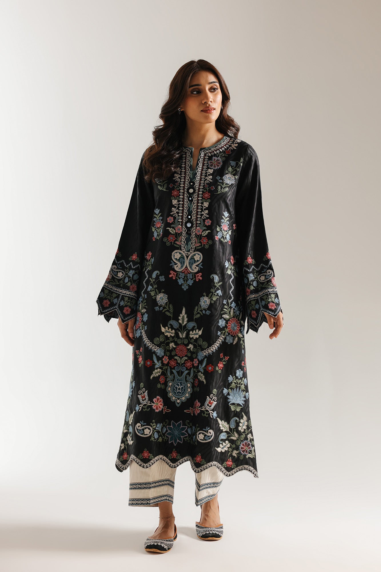 EMBROIDERED SUIT (E3636/103/902)