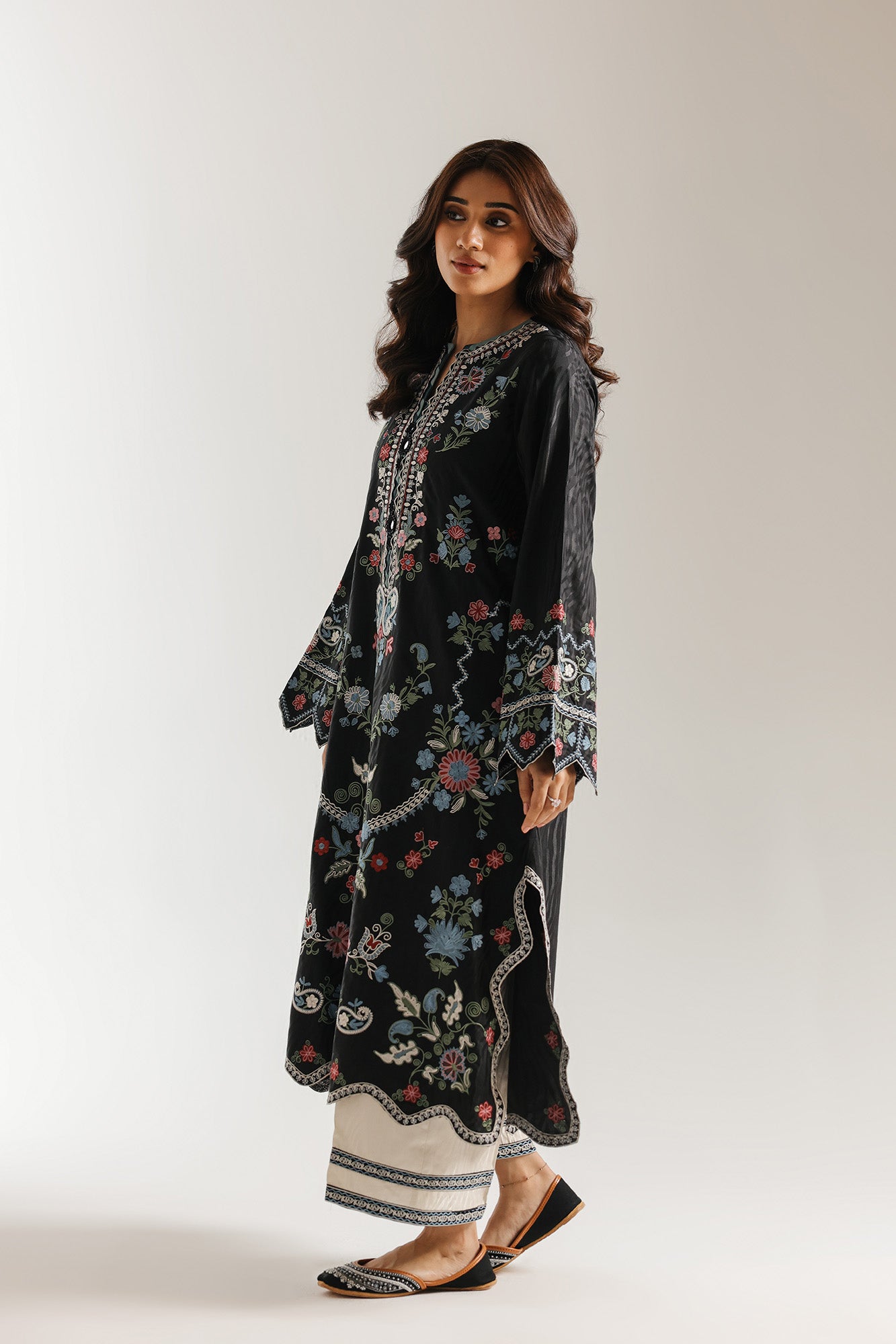 EMBROIDERED SUIT (E3636/103/902)