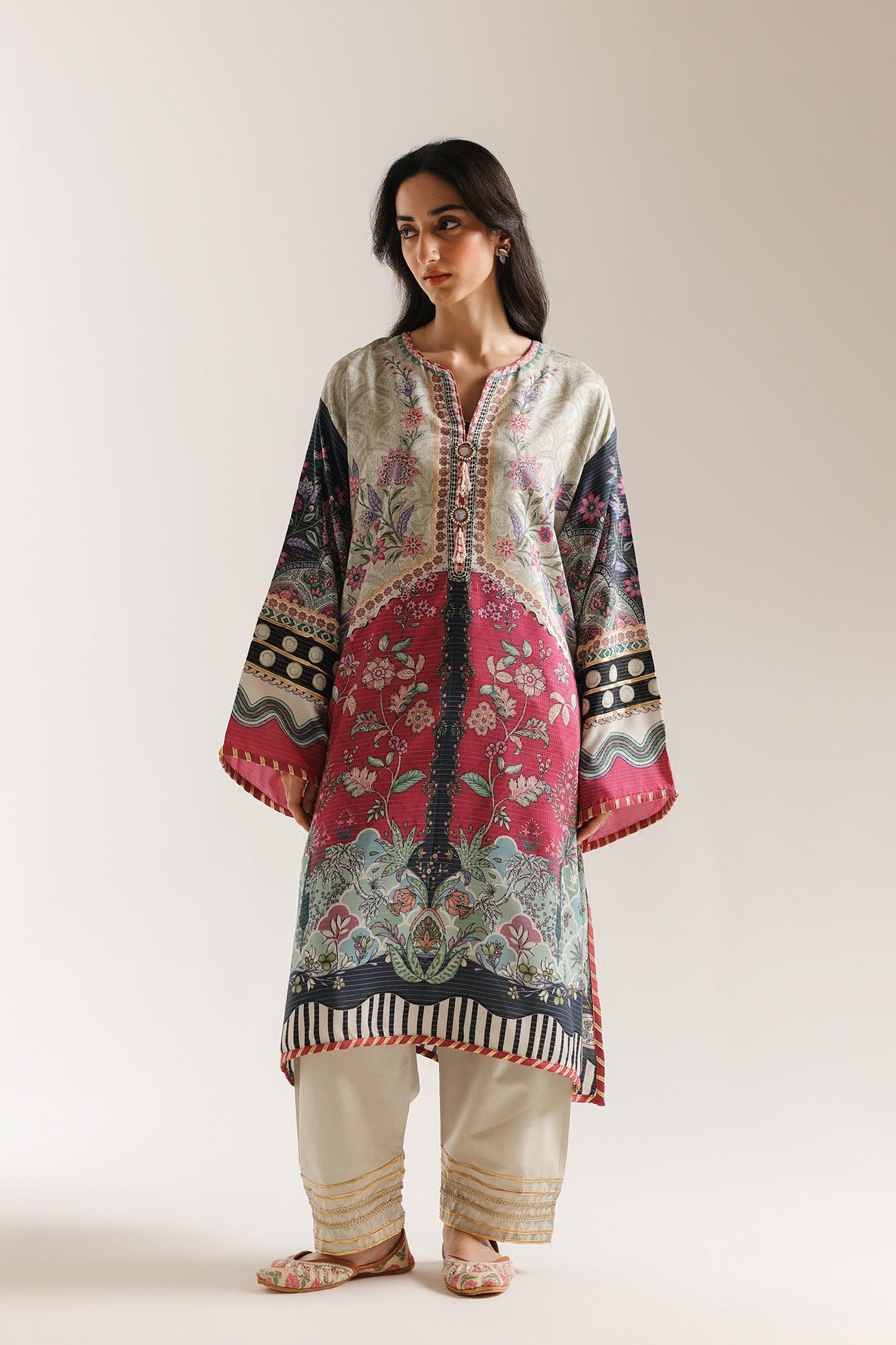 EMBROIDERED SUIT (E3642/103/619)