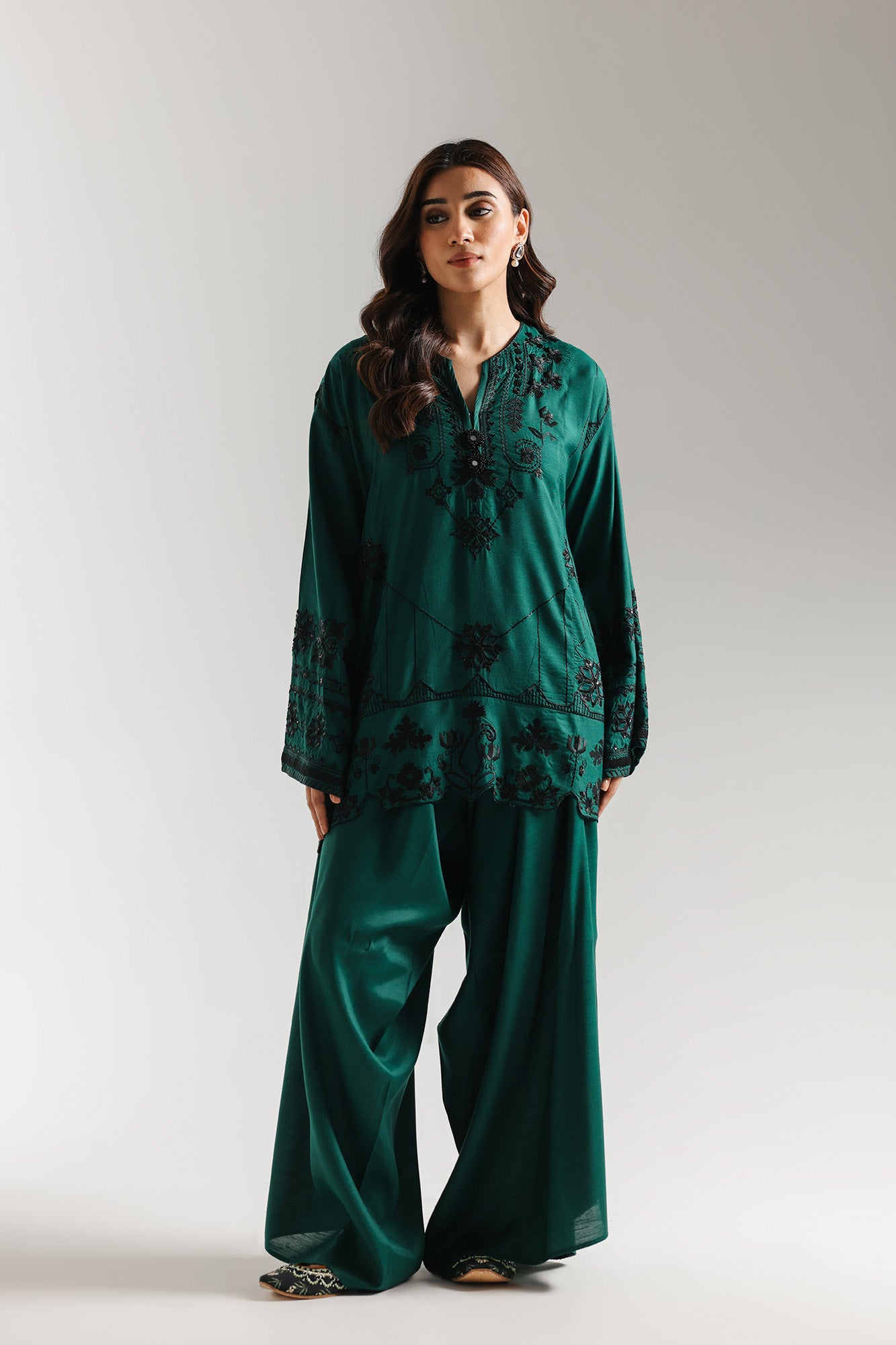 EMBROIDERED SUIT (E3658/103/702)