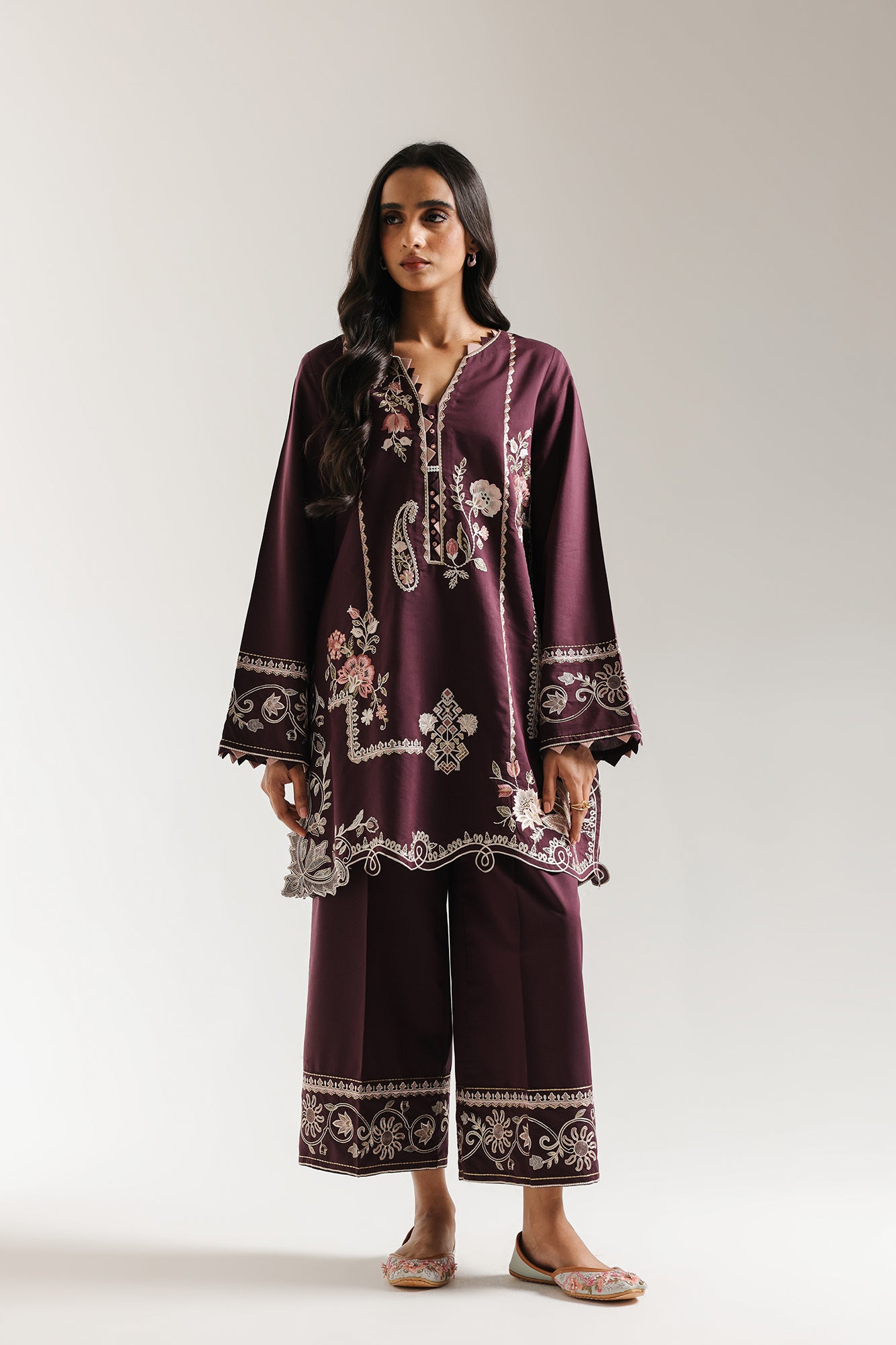 EMBROIDERED SUIT (E3664/103/520)