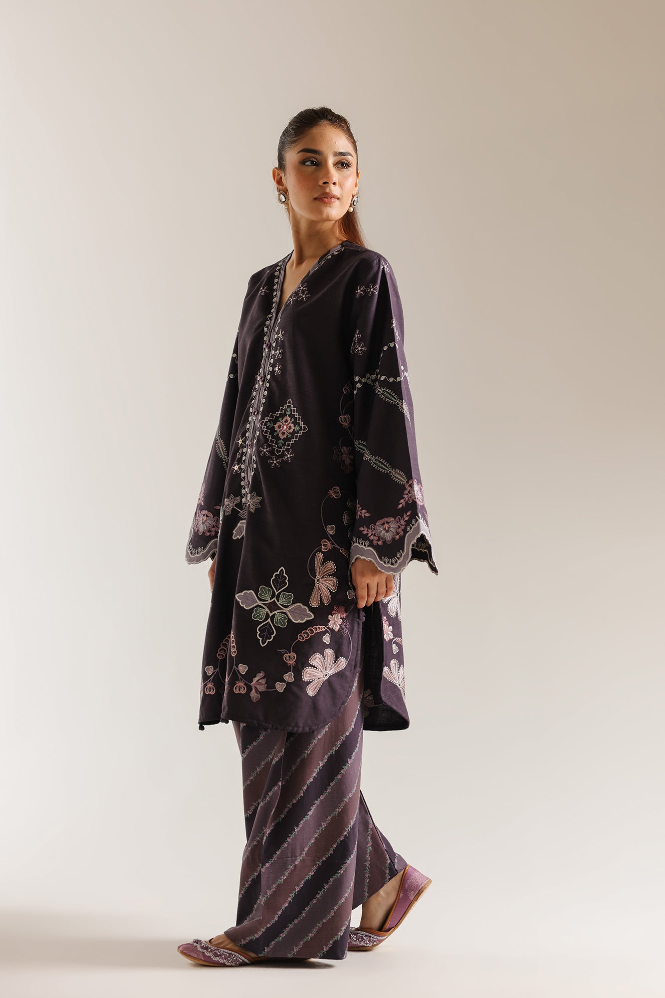 EMBROIDERED SUIT (E3669/103/502)