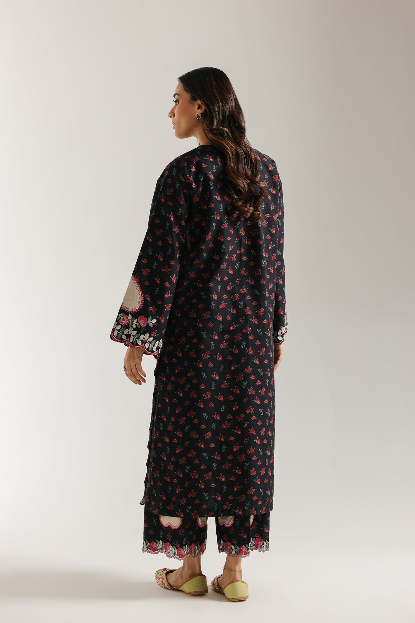 EMBROIDERED SUIT (E3673/103/901)