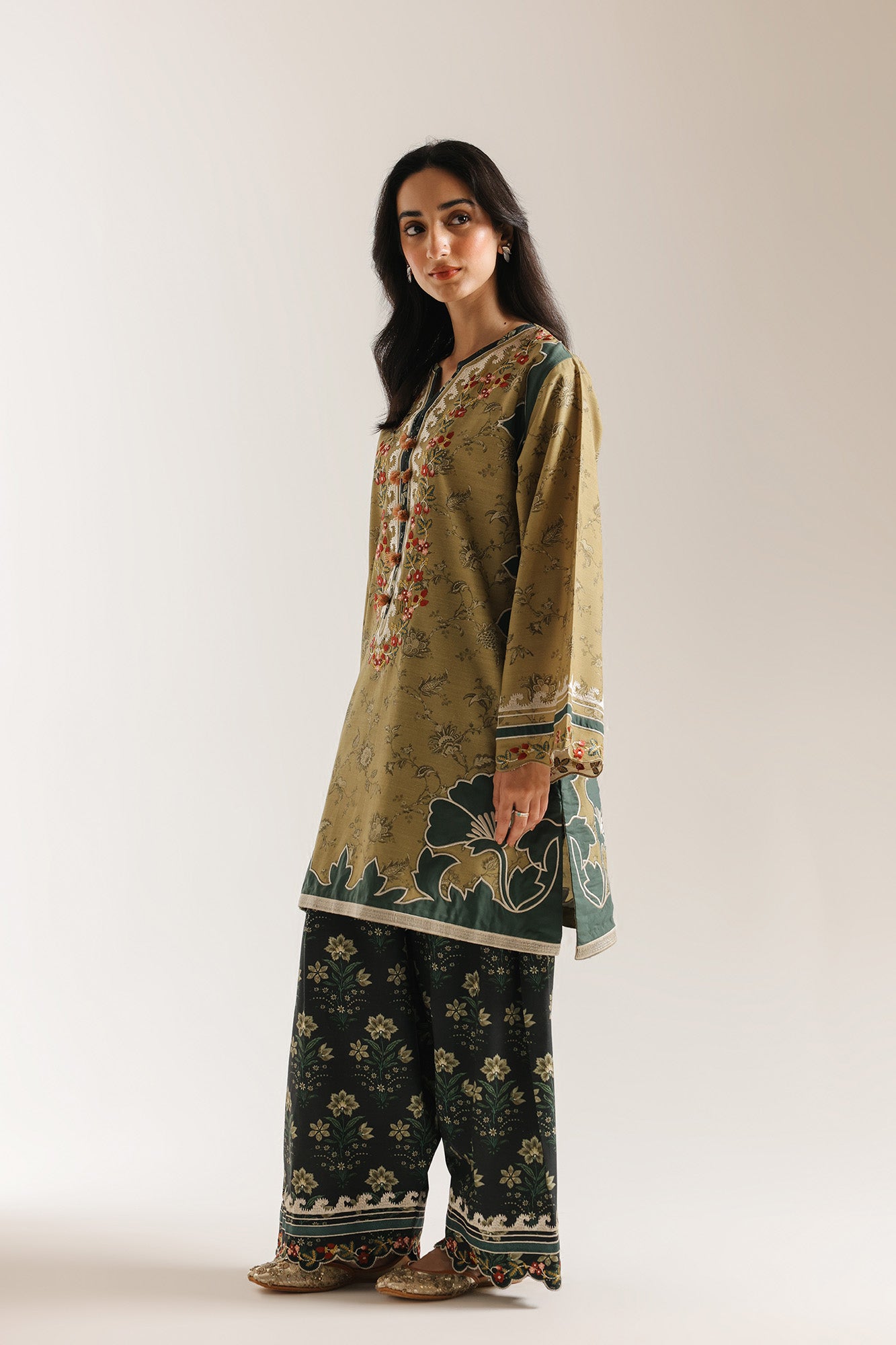 EMBROIDERED SUIT (E3674/103/708)