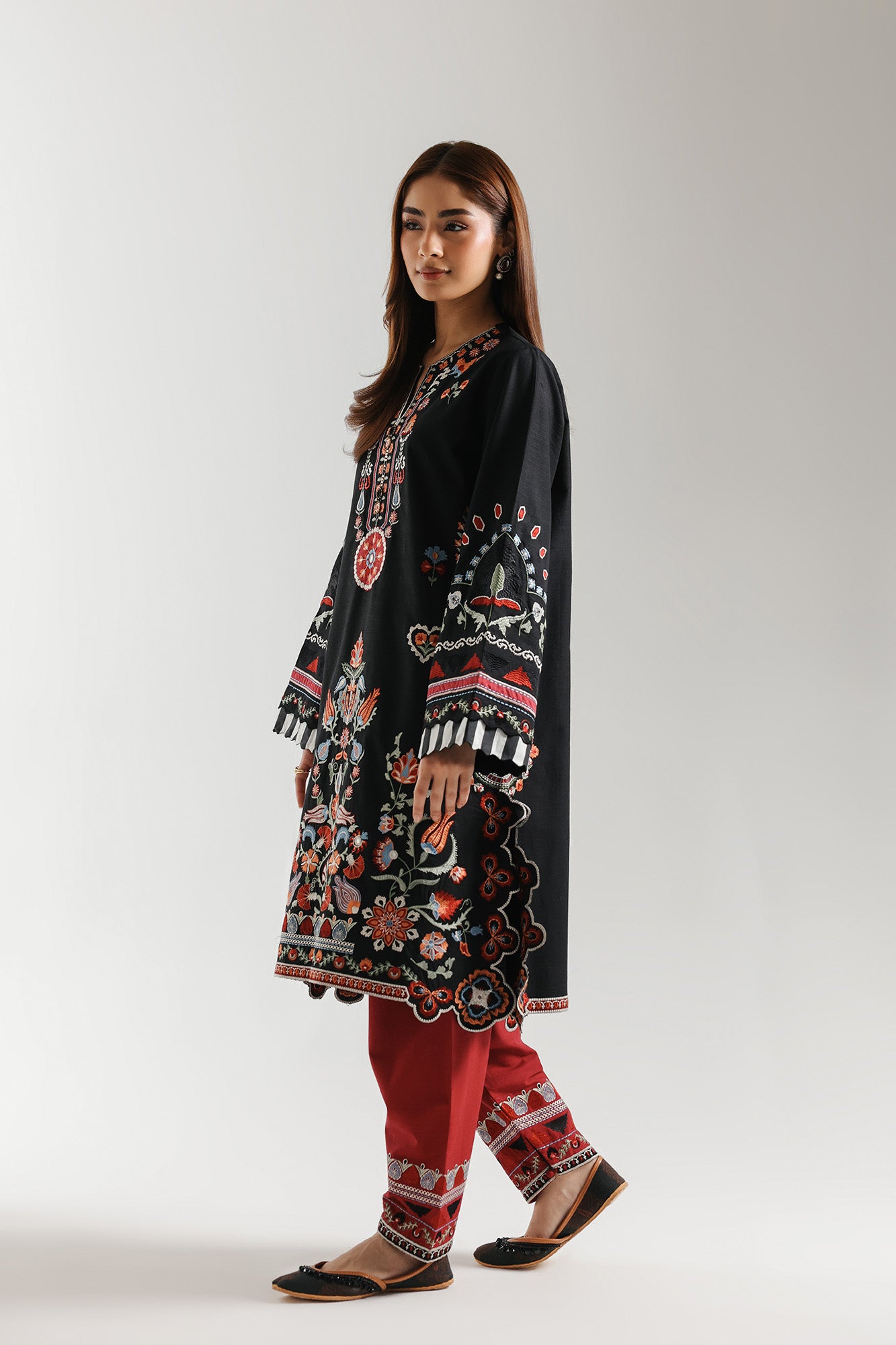 EMBROIDERED SUIT (E3676/103/902)