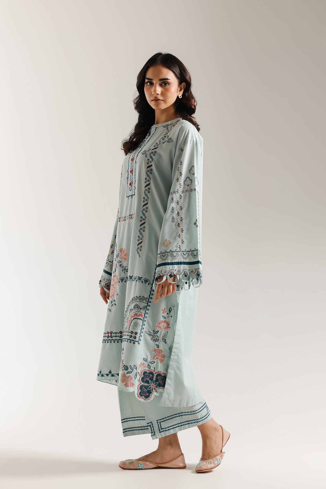 EMBROIDERED SUIT (E3685/103/613)