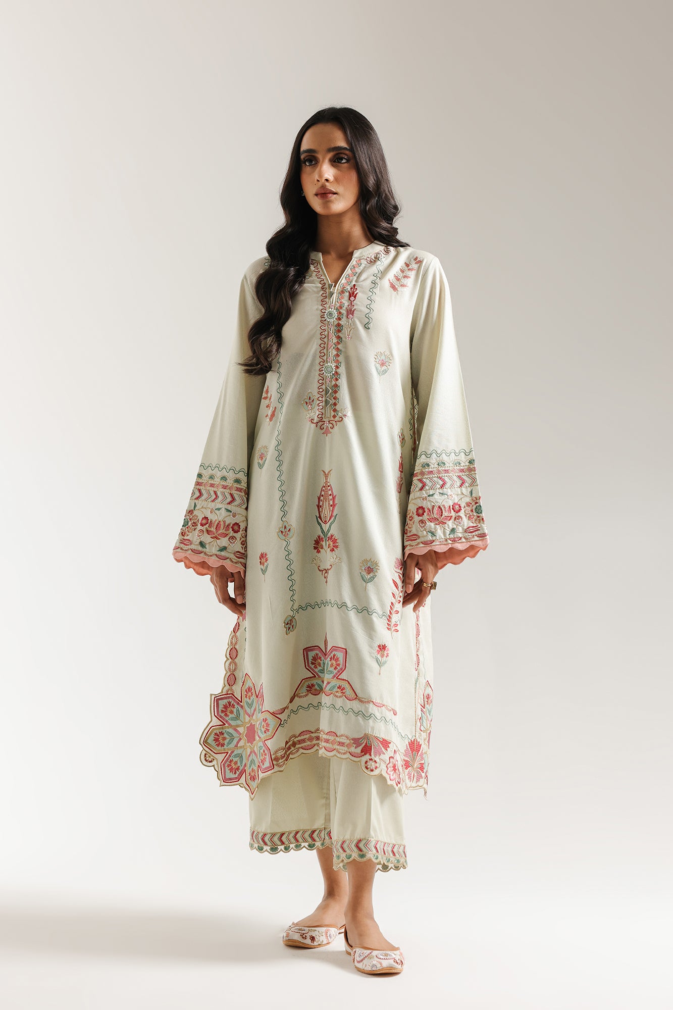 EMBROIDERED SUIT (E3689/103/721)