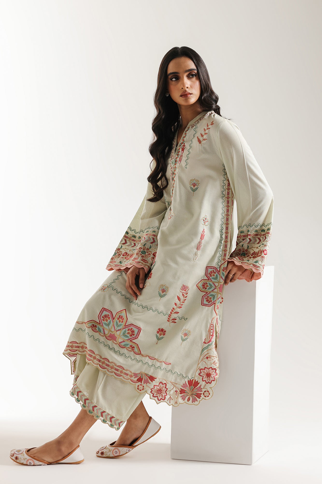 EMBROIDERED SUIT (E3689/103/721)