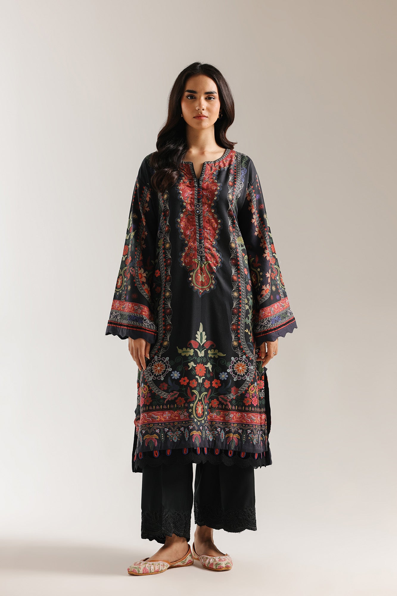 EMBROIDERED SUIT (E3698/103/902)