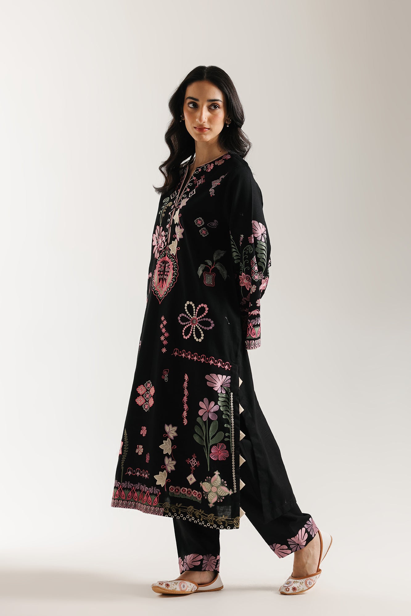 EMBROIDERED SUIT (E3715/103/902)