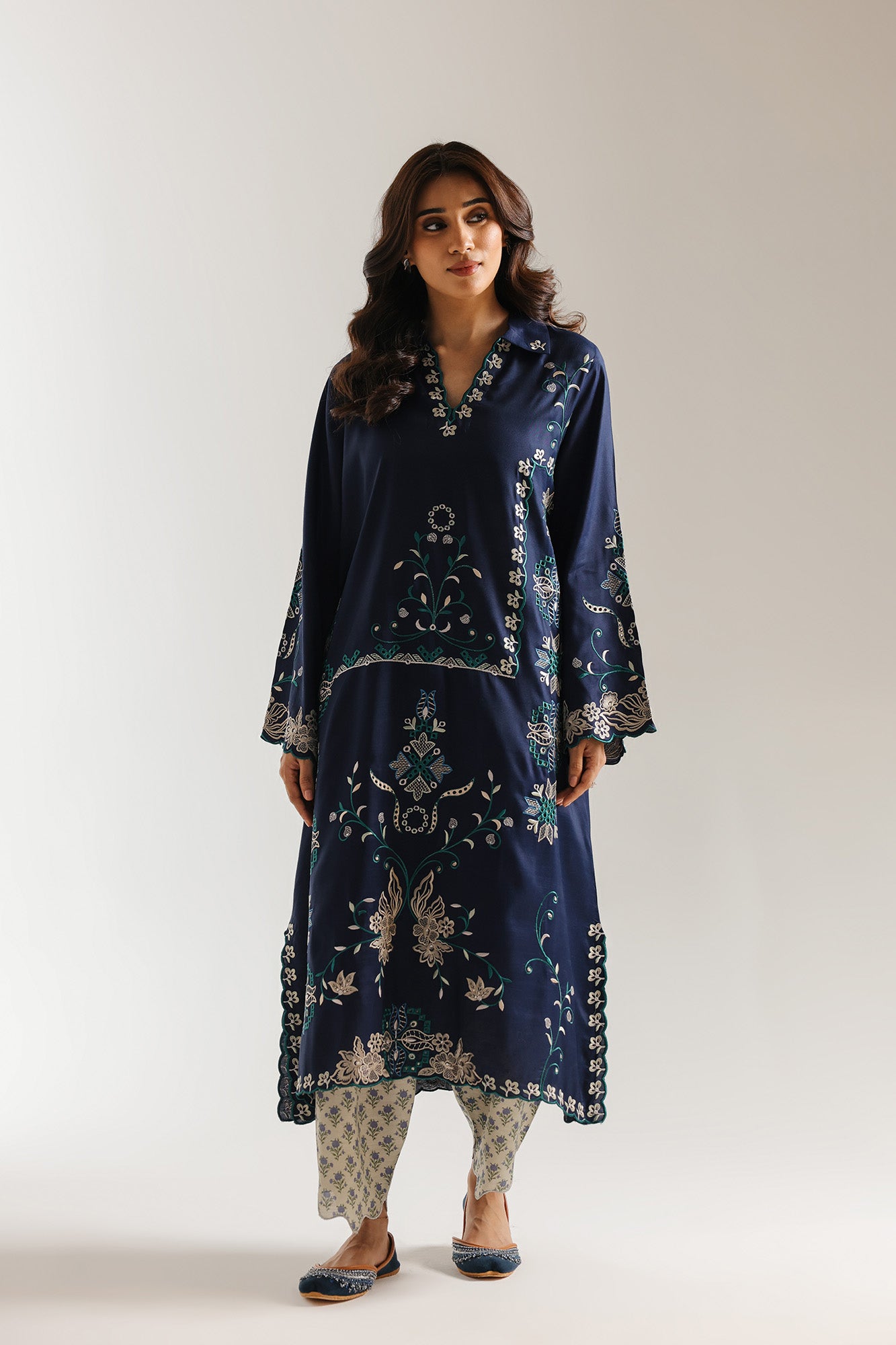 EMBROIDERED SUIT (E3726/103/619)