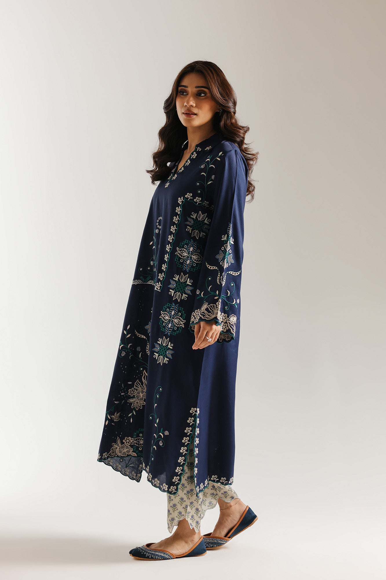 EMBROIDERED SUIT (E3726/103/619)