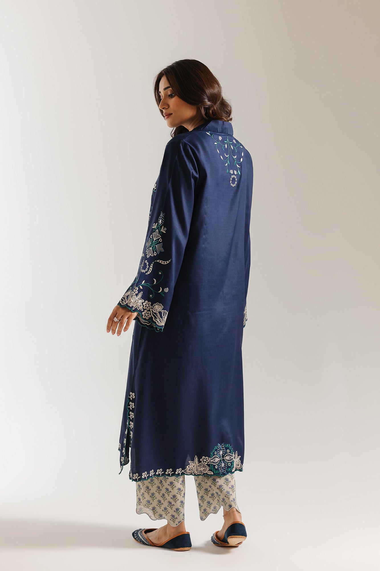 EMBROIDERED SUIT (E3726/103/619)