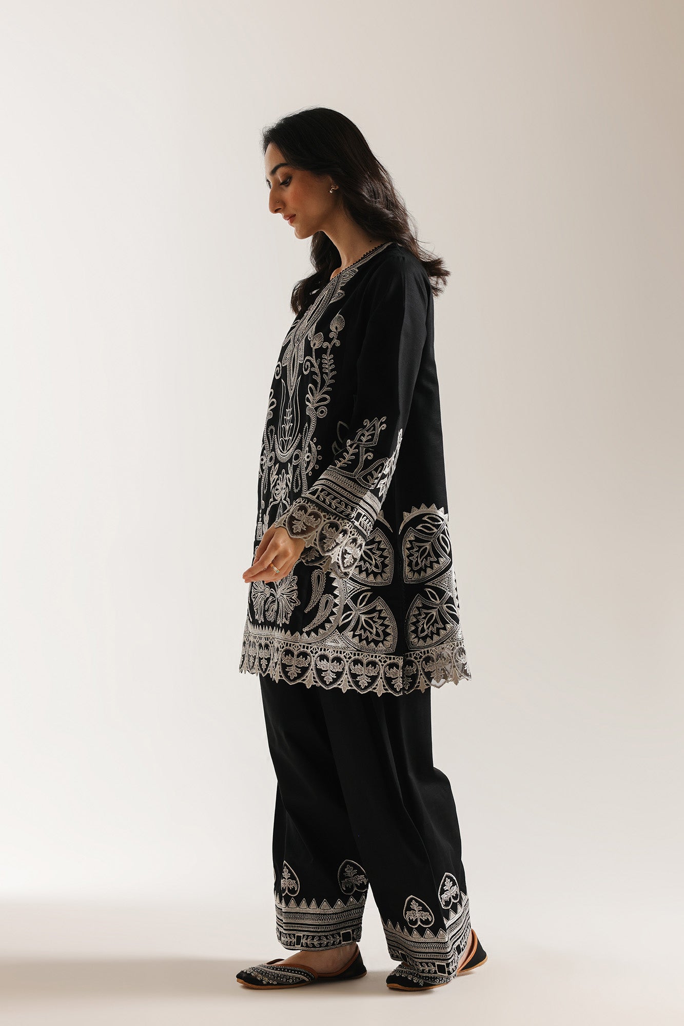 EMBROIDERED SUIT (E3738/103/902)