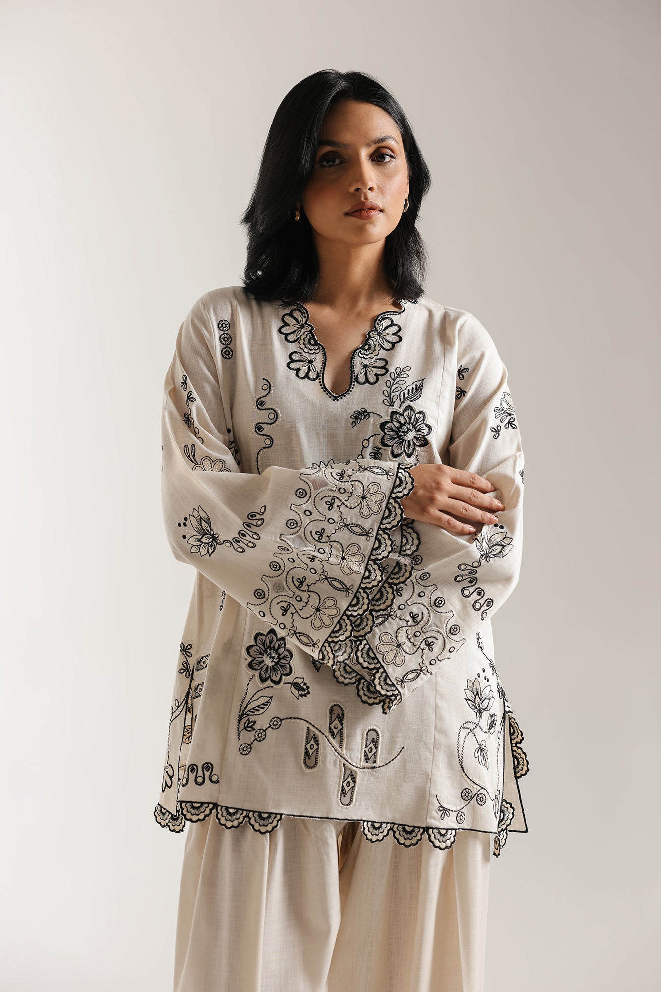 EMBROIDERED SUIT (E3740/103/003)