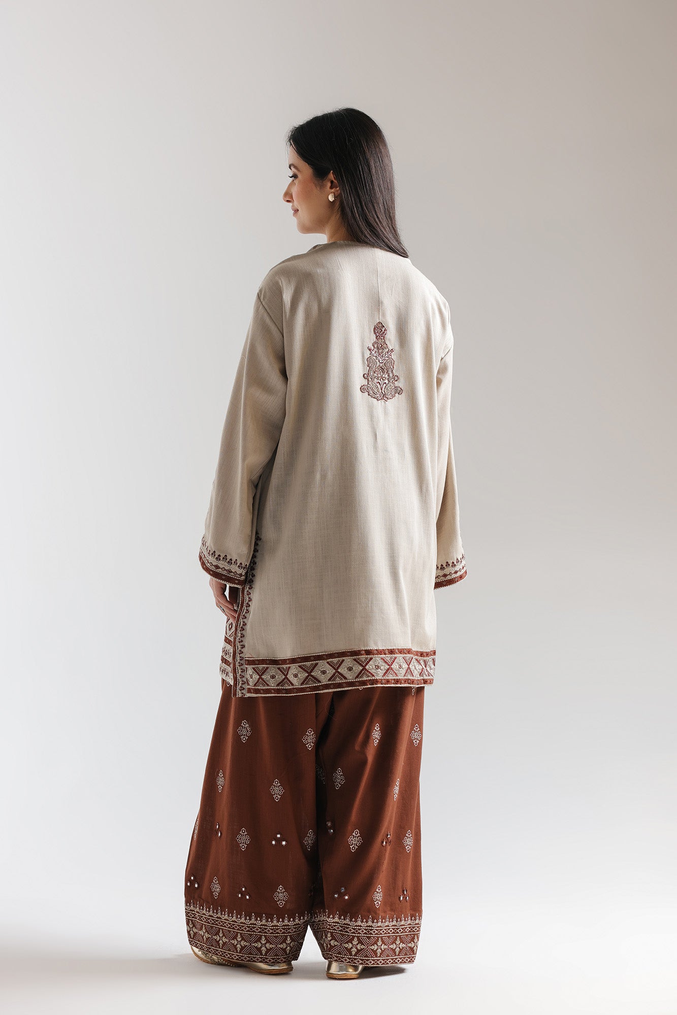 EMBROIDERED SUIT (E3746/103/817)