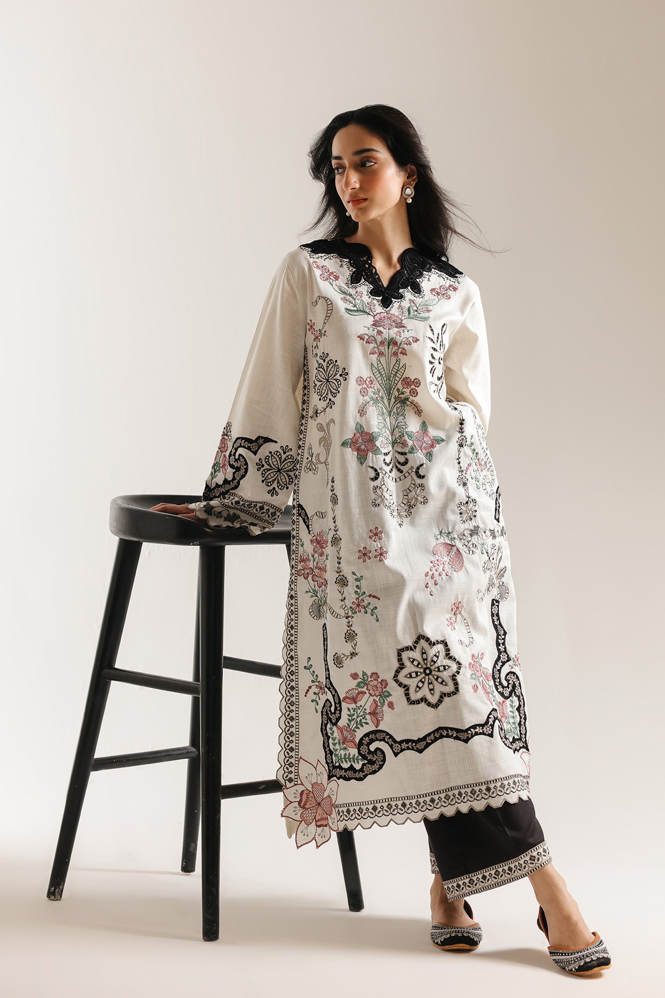 EMBROIDERED SUIT (E3747/103/003)