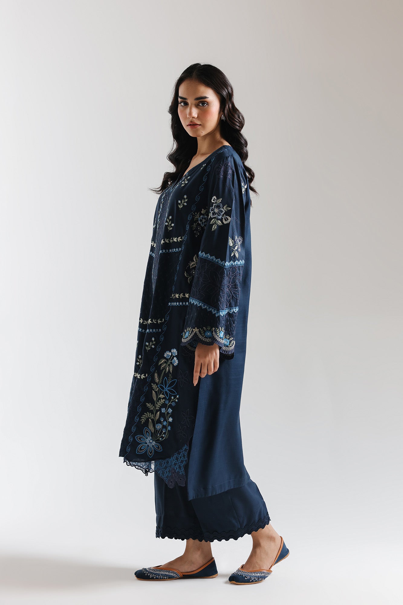 EMBROIDERED SUIT (E3777/103/622)