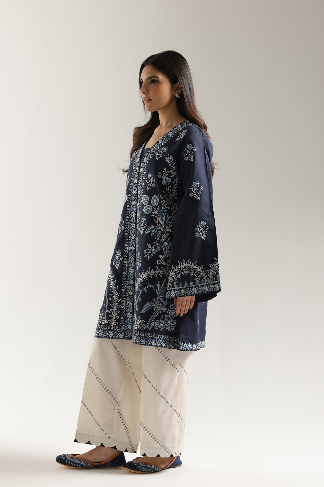 EMBROIDERED SUIT (E3784/103/622)