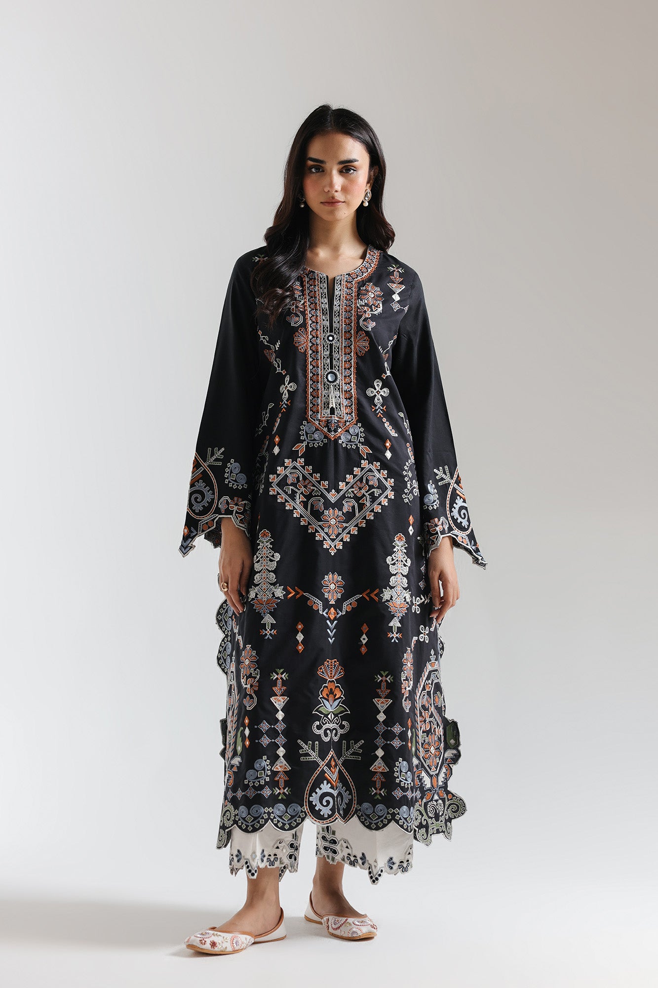 EMBROIDERED SUIT (E3787/103/902)