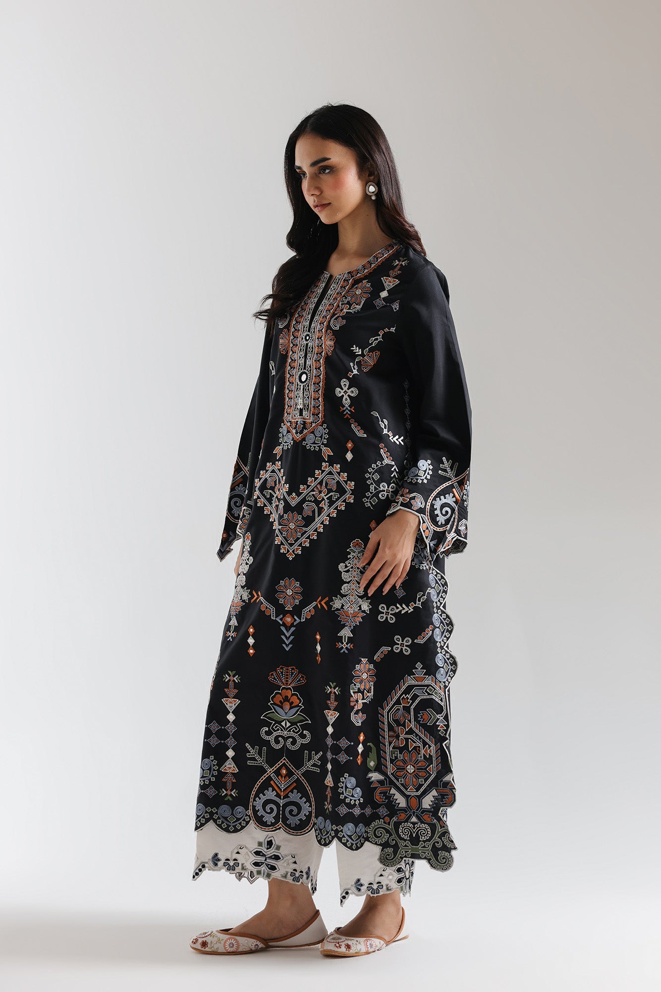 EMBROIDERED SUIT (E3787/103/902)