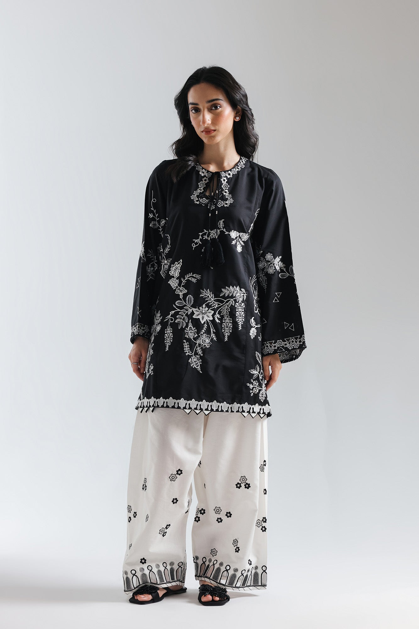 EMBROIDERED SUIT (E3800/103/901)