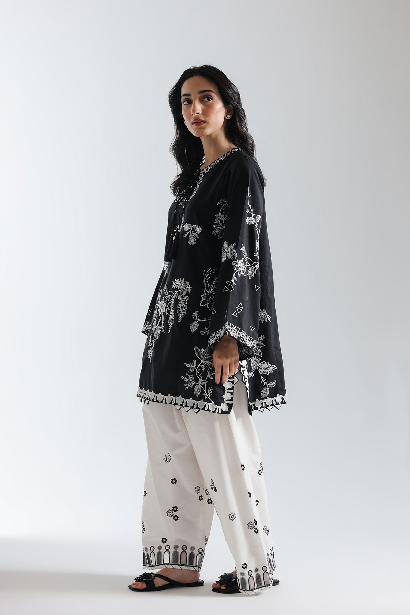 EMBROIDERED SUIT (E3800/103/901)