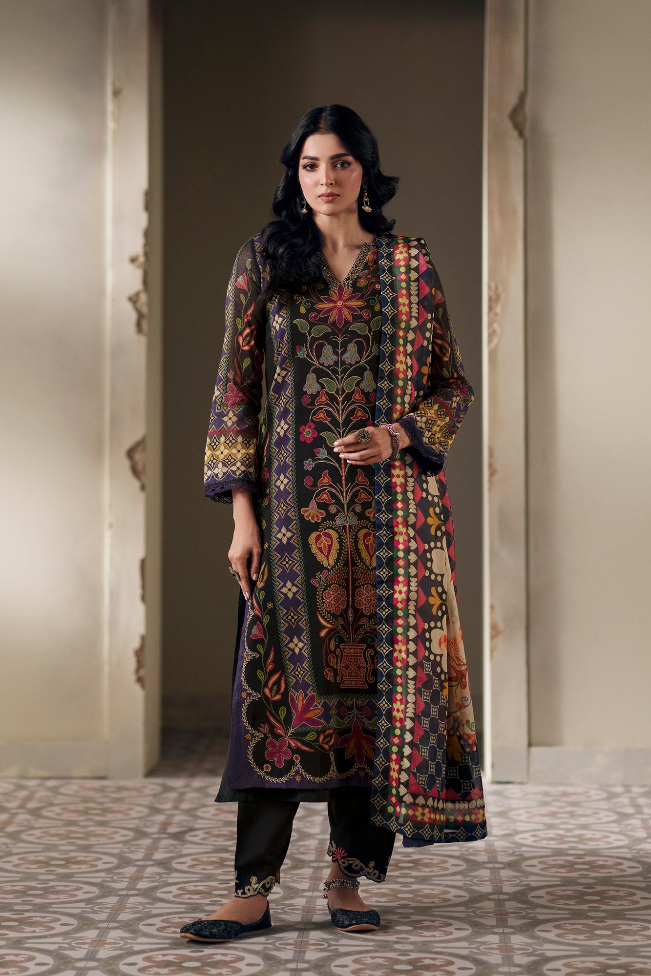 EMBROIDERED SUIT (E4004/103/902)