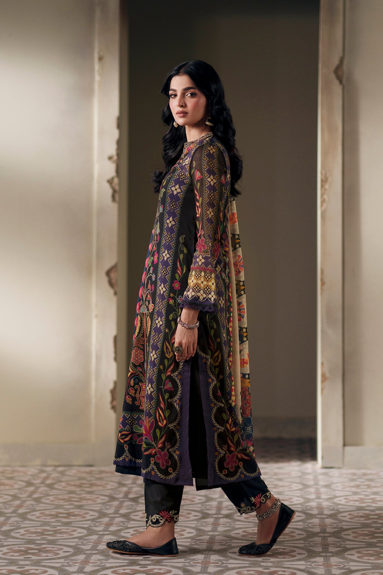 EMBROIDERED SUIT (E4004/103/902)
