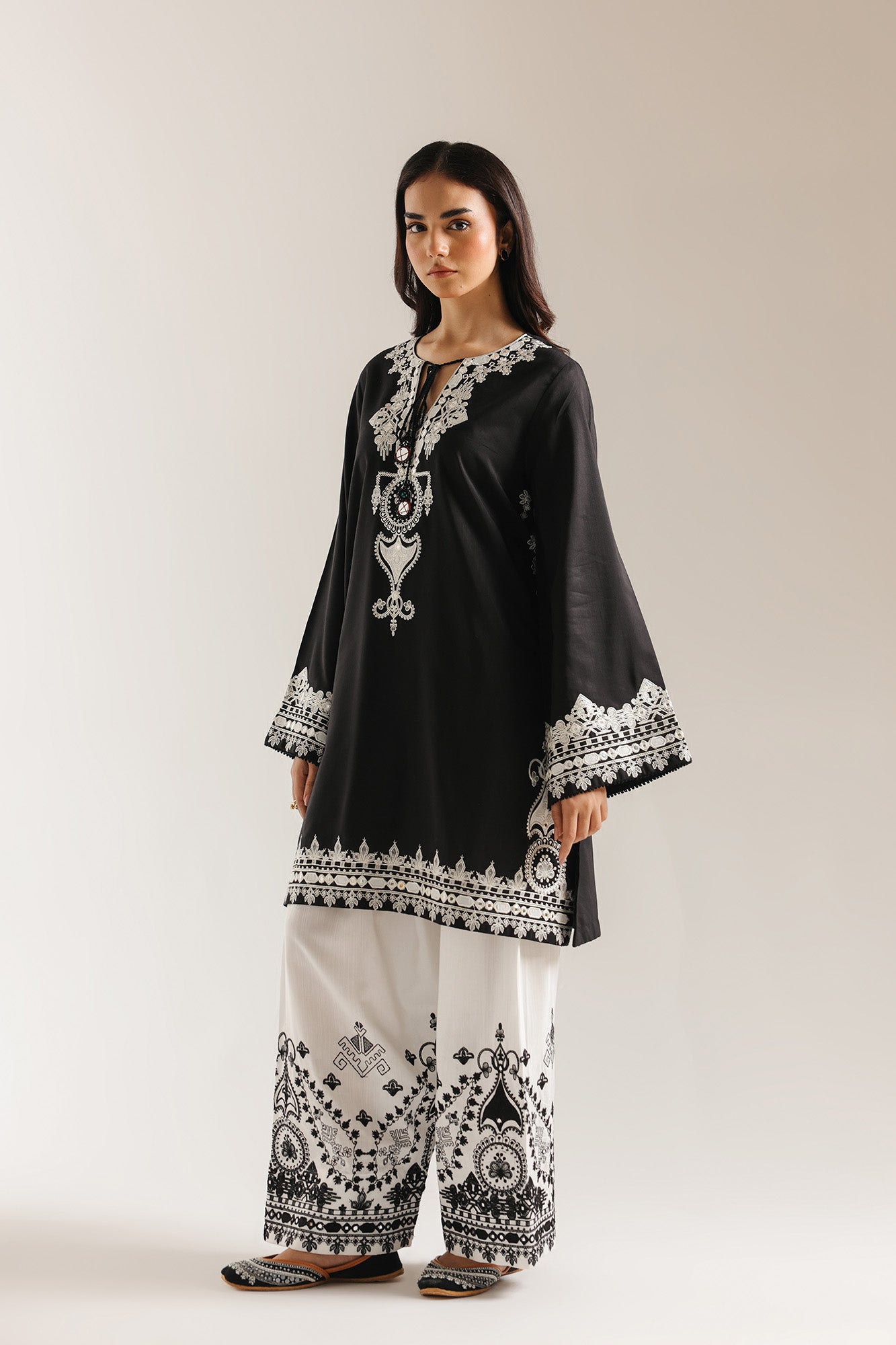 EMBROIDERED SUIT (E4012/103/902)