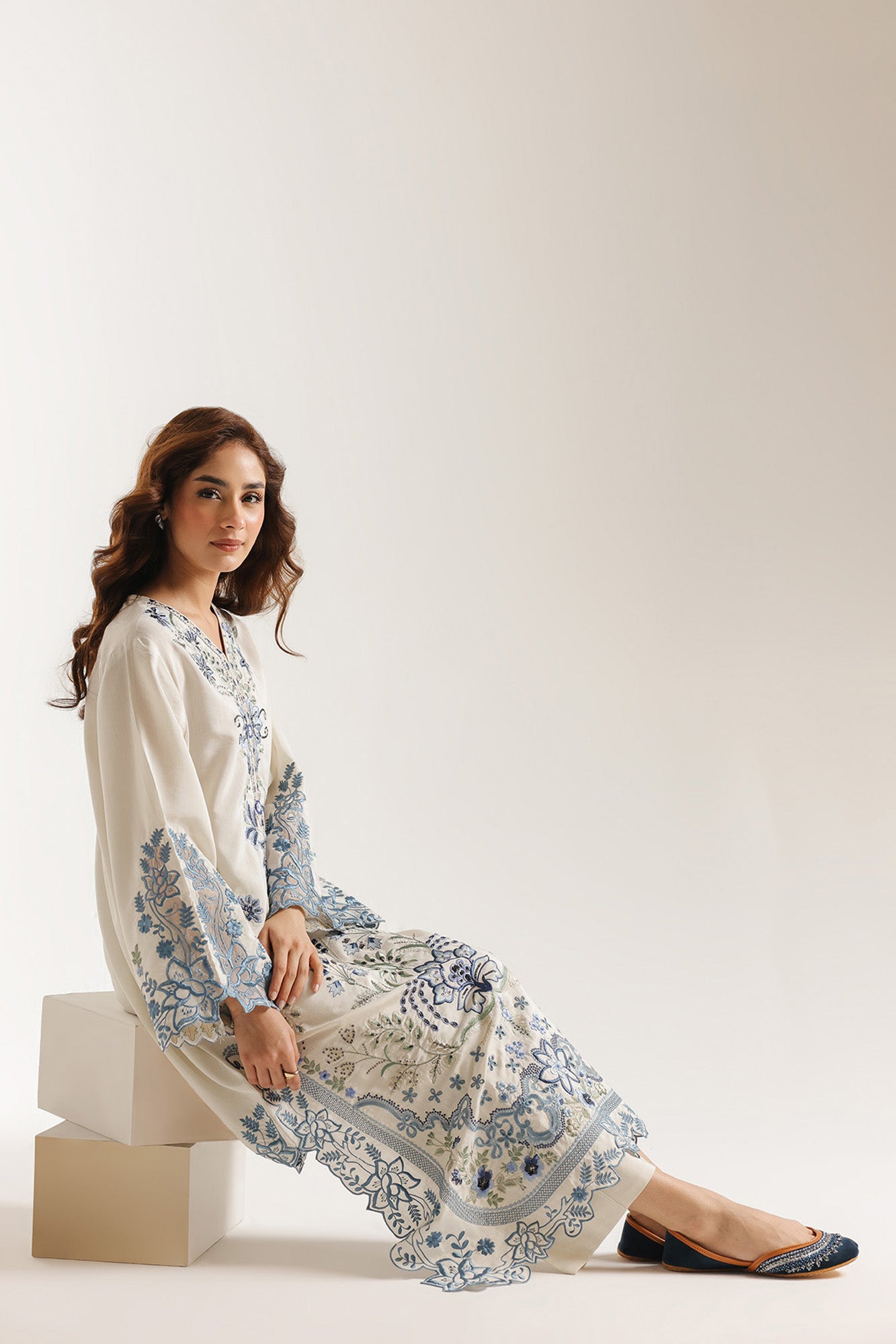 EMBROIDERED SUIT (E4014/103/636)