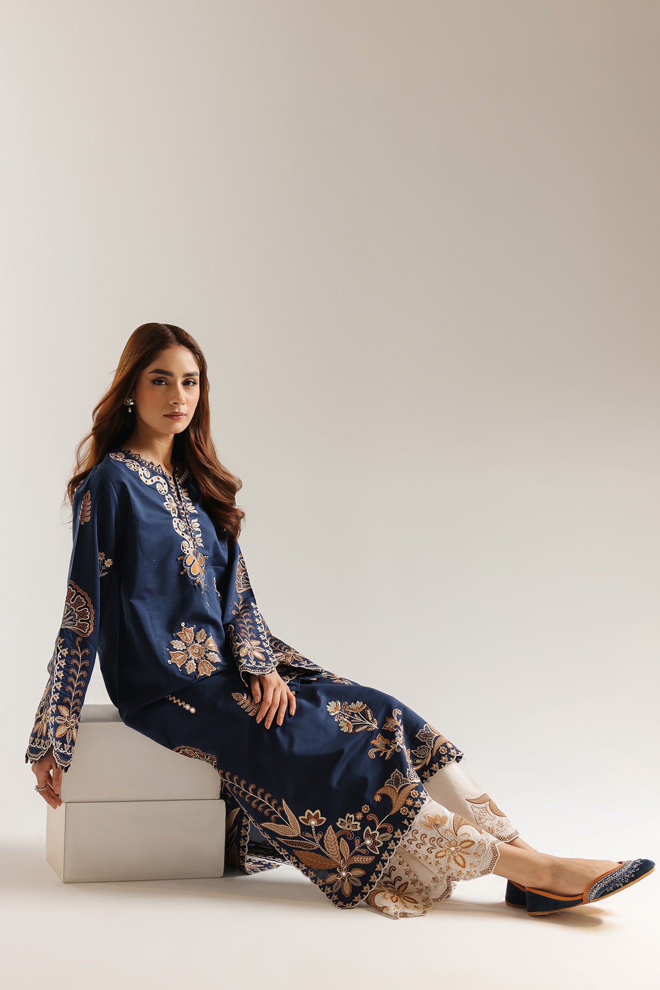 EMBROIDERED SUIT (E4057/103/622)