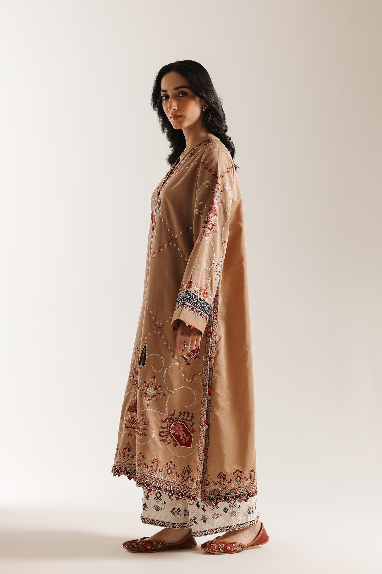 EMBROIDERED SUIT (E4068/103/804)
