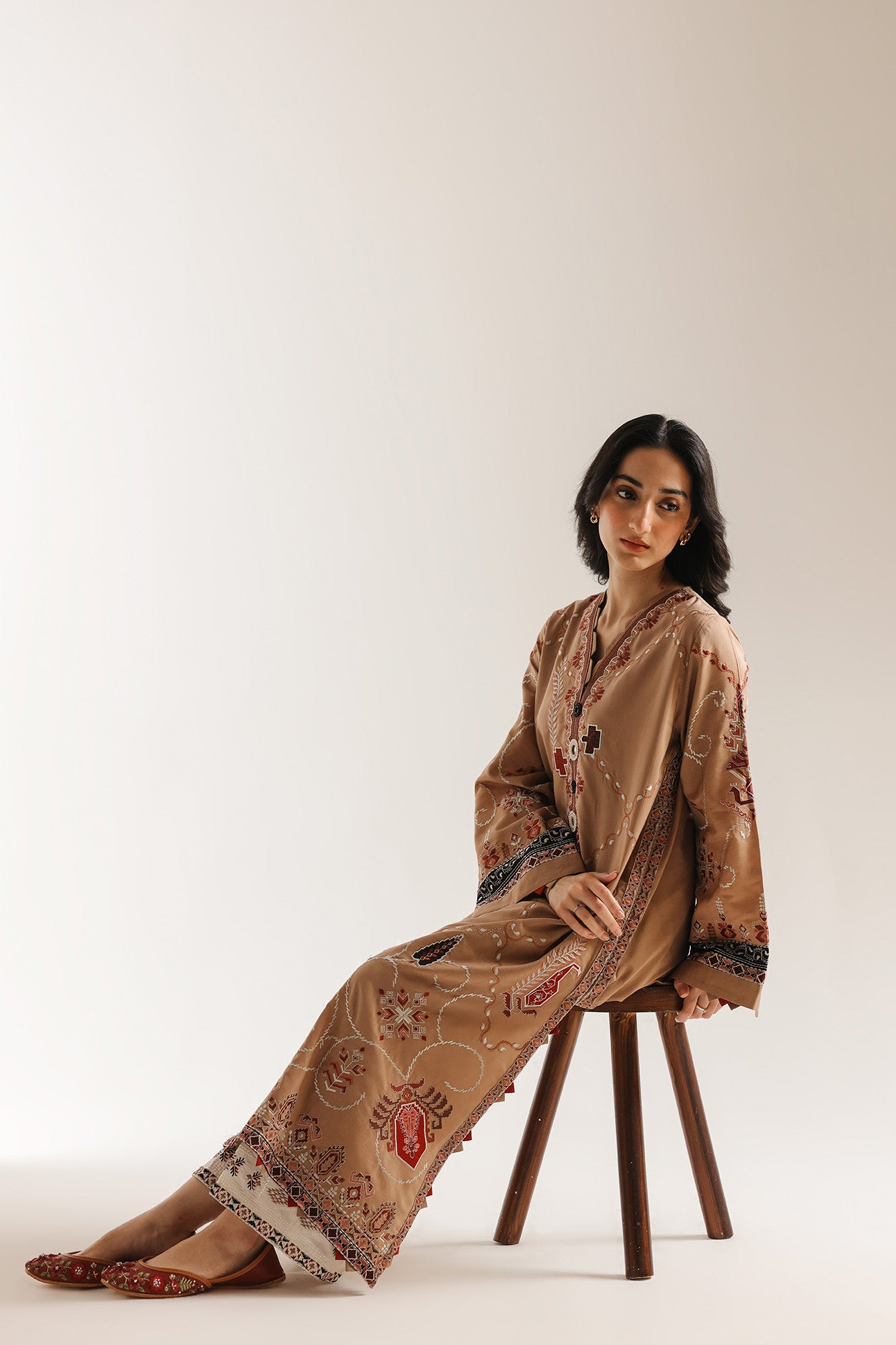 EMBROIDERED SUIT (E4068/103/804)