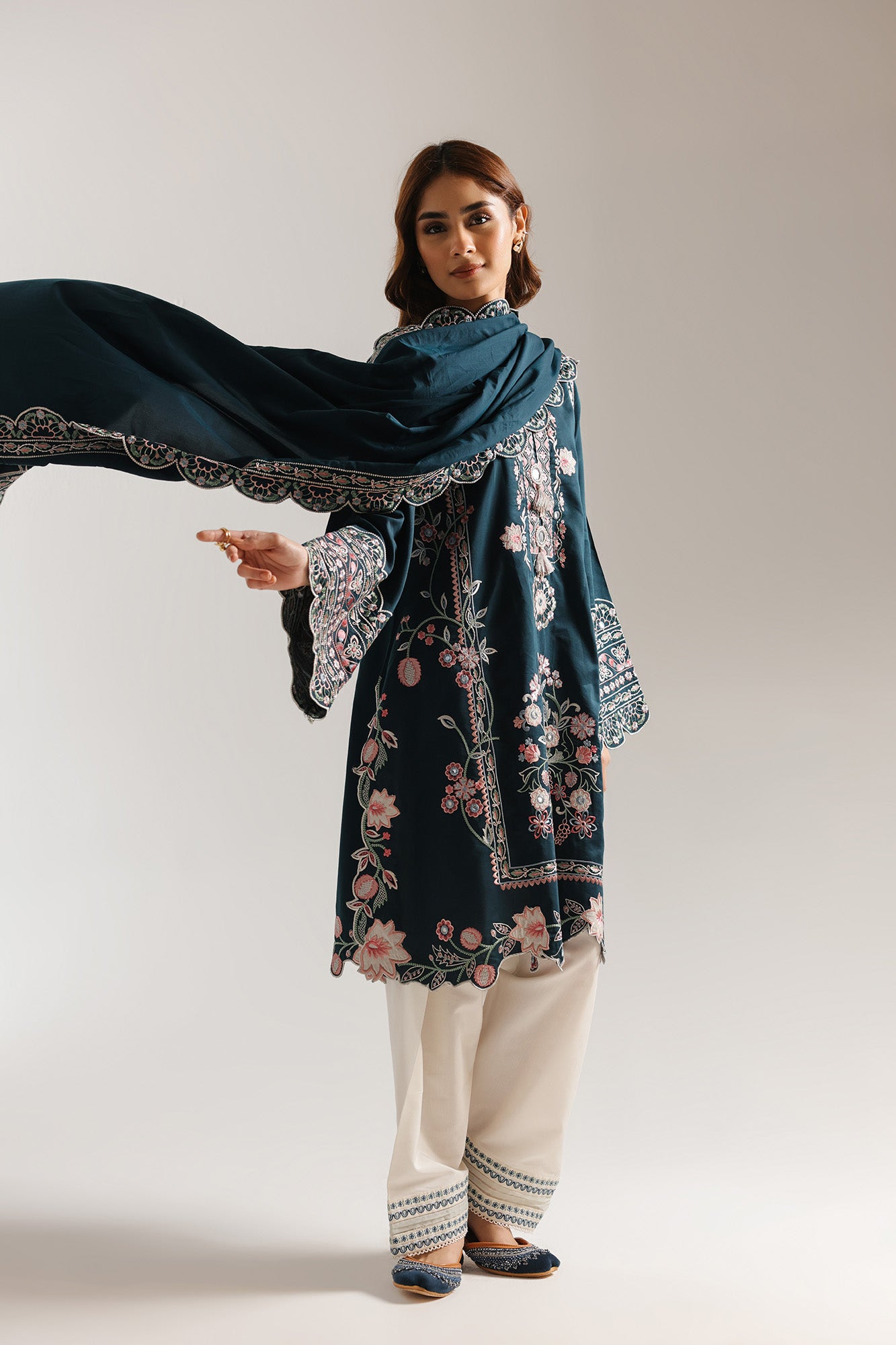 EMBROIDERED SUIT (E4069/103/602)