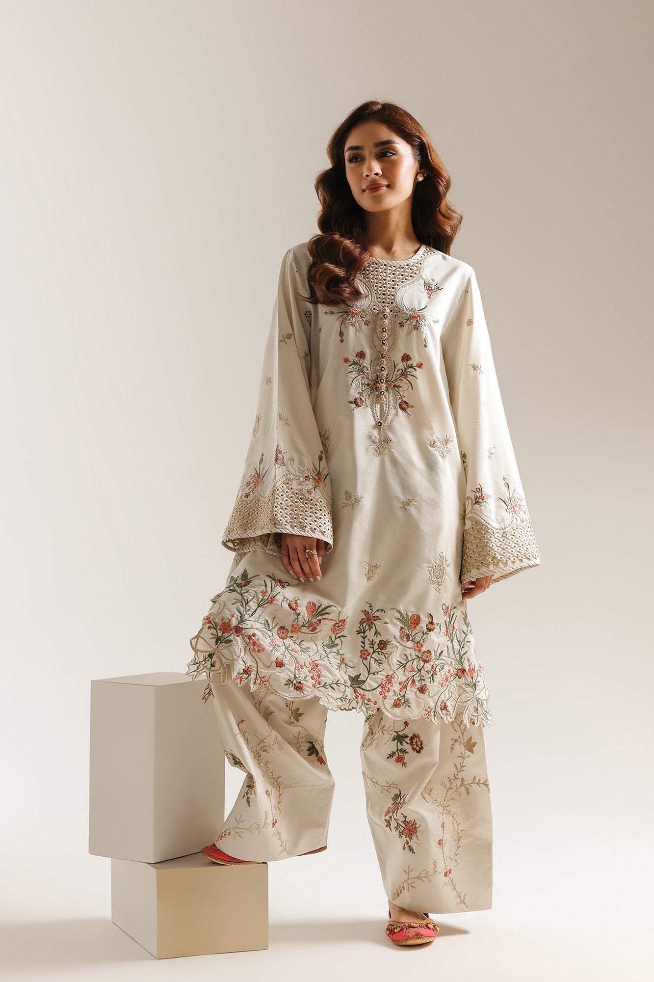 EMBROIDERED SUIT (E4076/103/817)