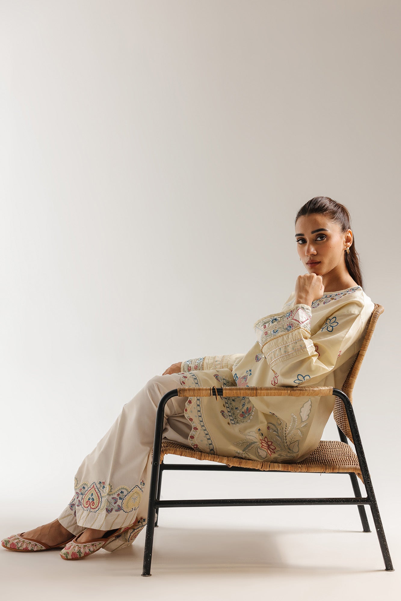 EMBROIDERED SUIT (E4121/103/225)