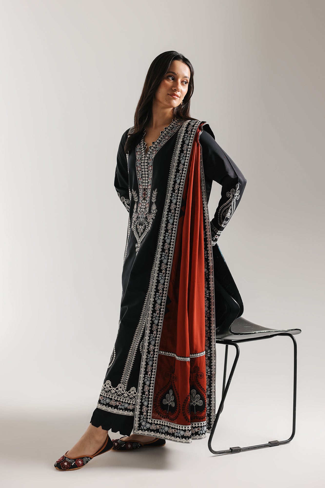 EMBROIDERED SUIT (E4135/103/902)