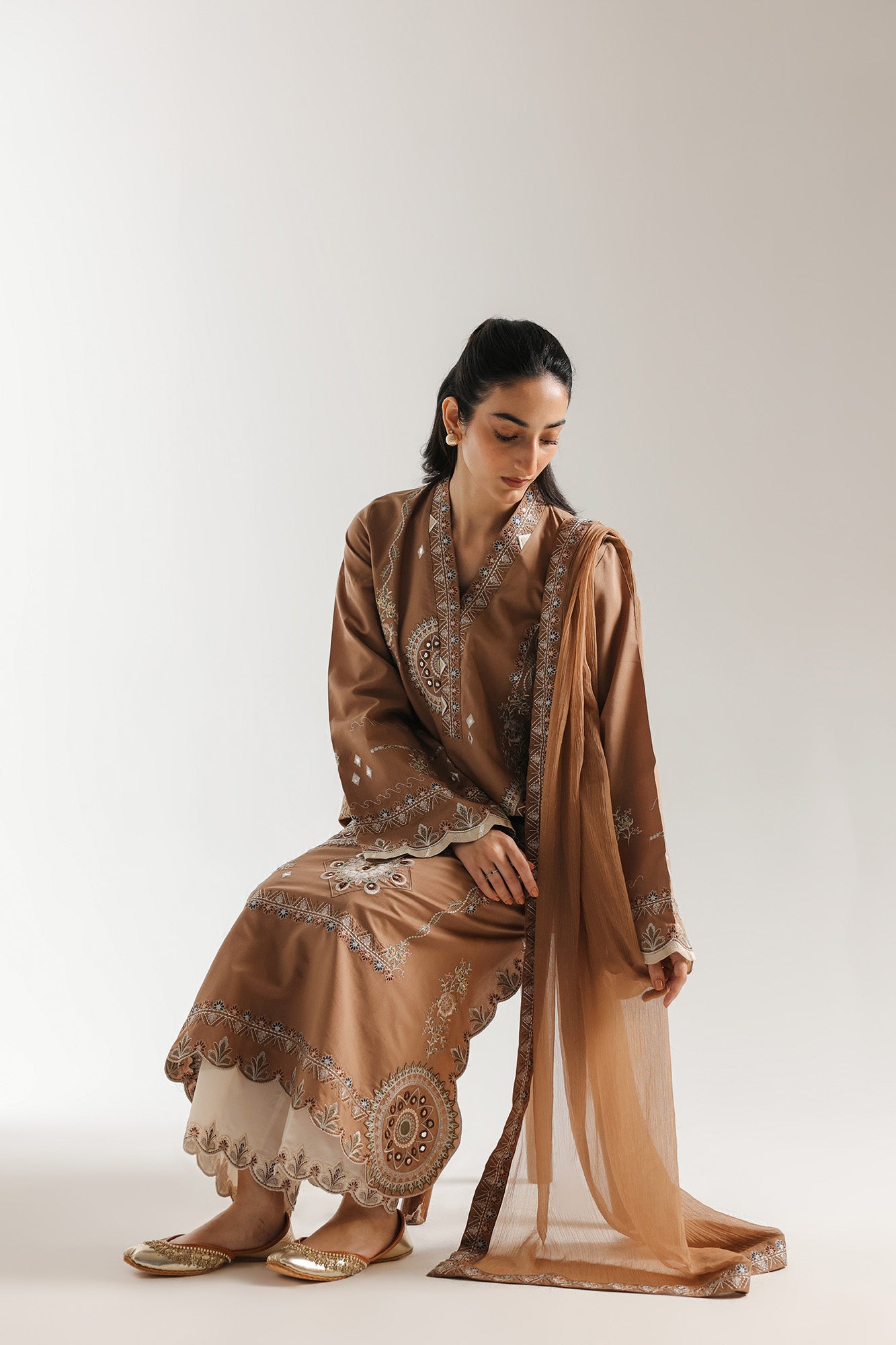 EMBROIDERED SUIT (E4136/103/806)