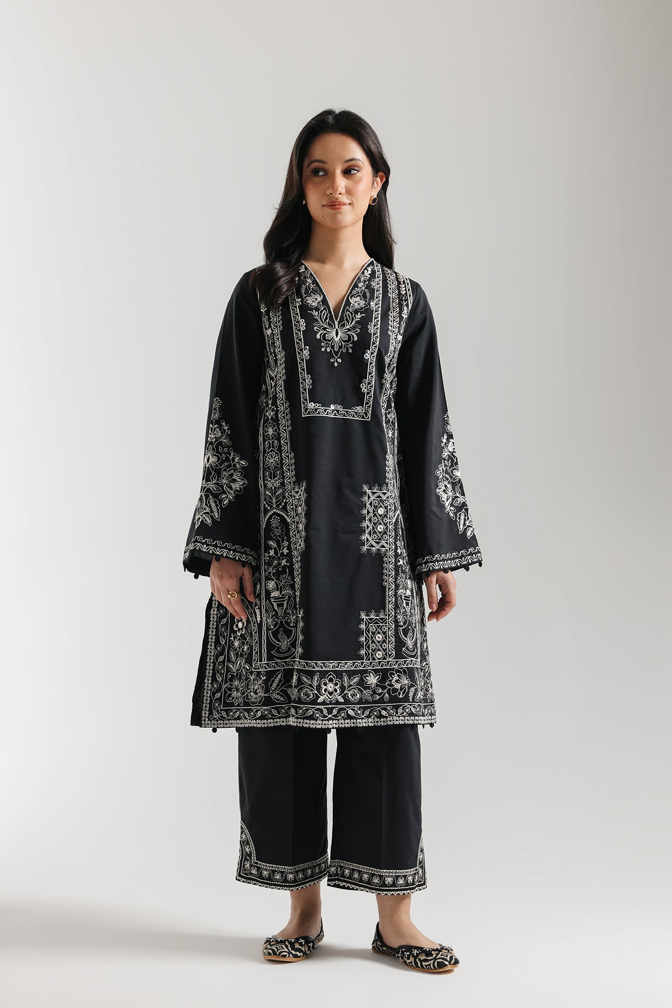 EMBROIDERED SUIT (E4148/103/902)