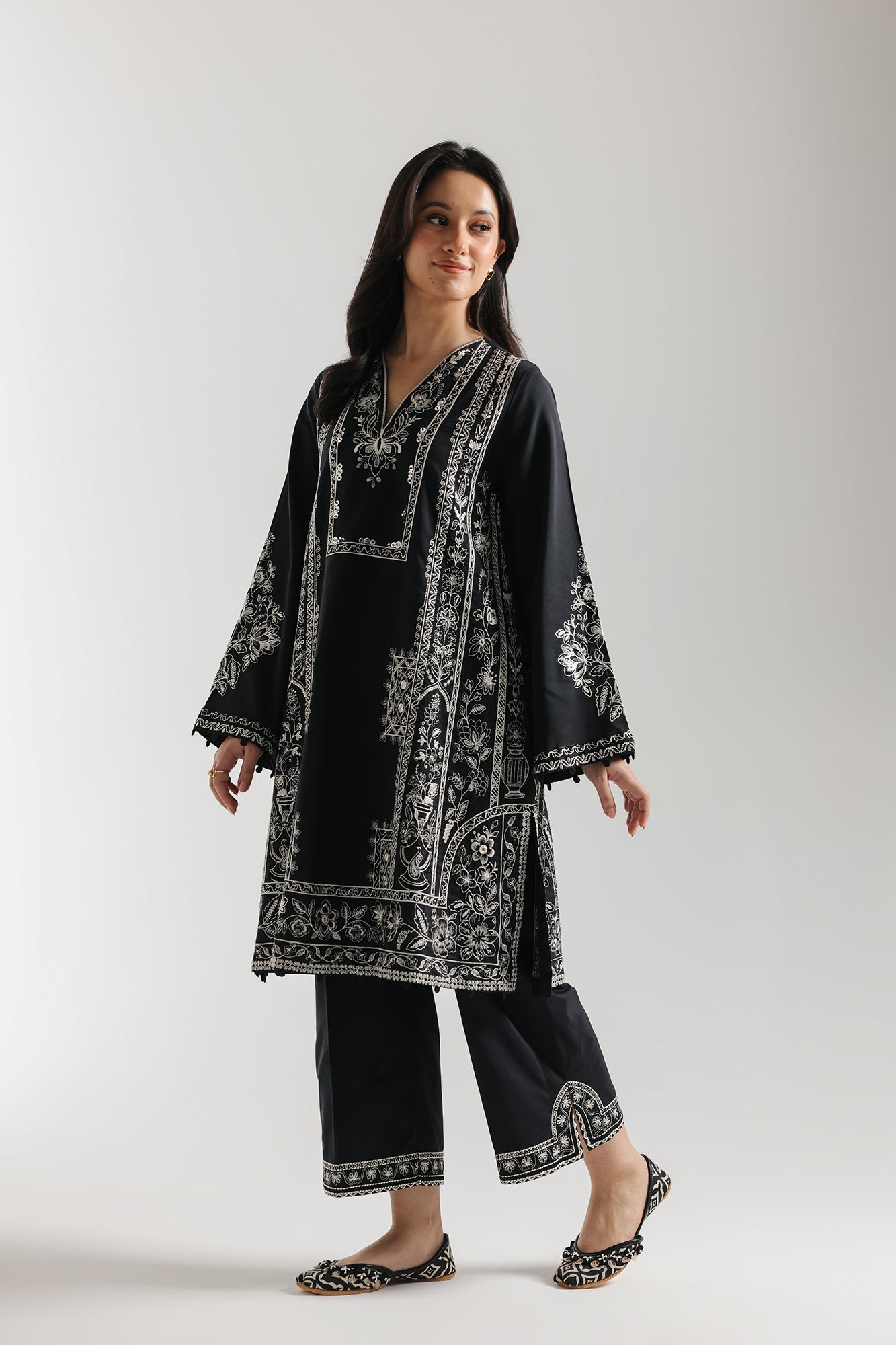 EMBROIDERED SUIT (E4148/103/902)