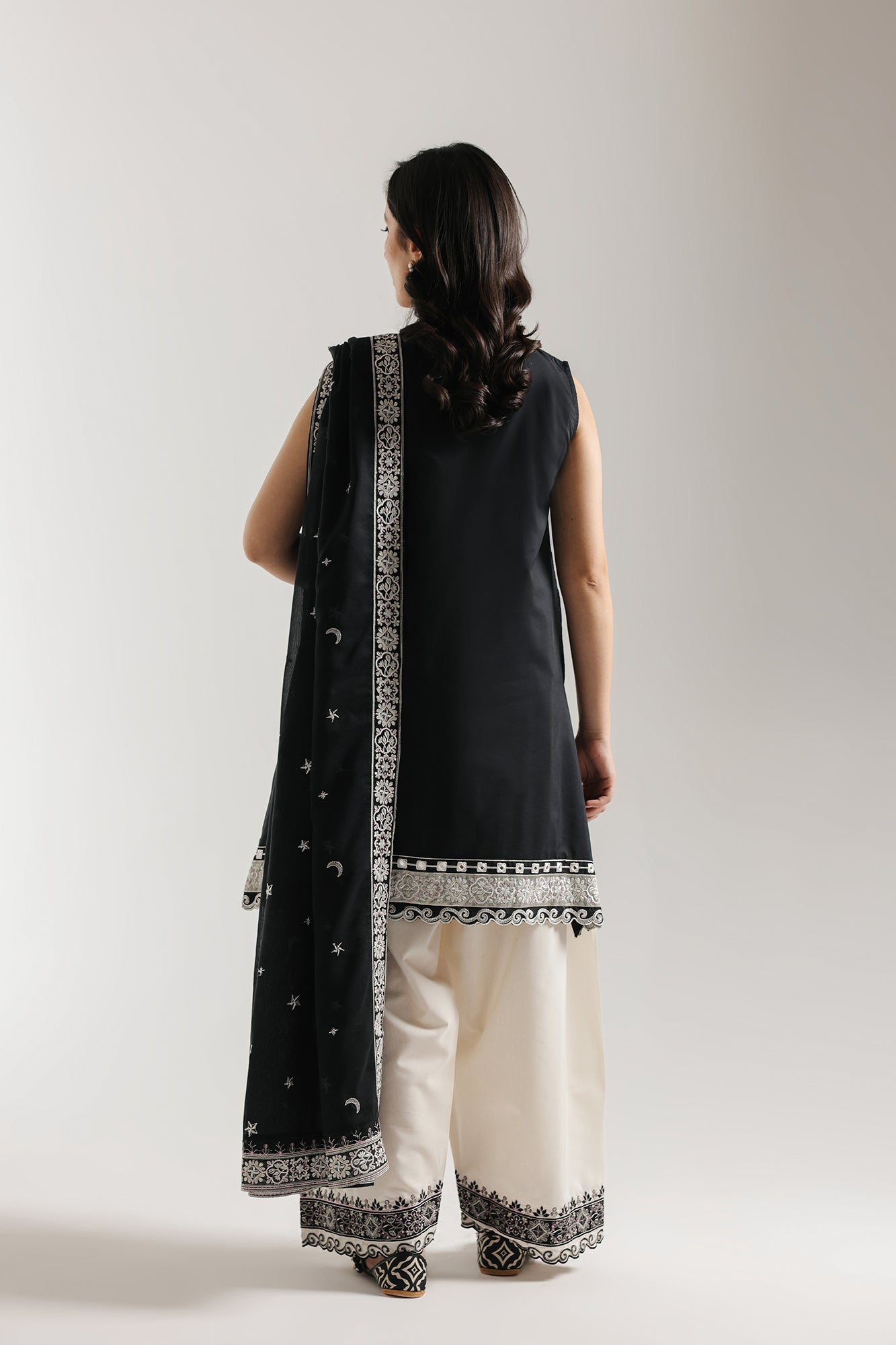 EMBROIDERED SUIT (E4153/103/901)