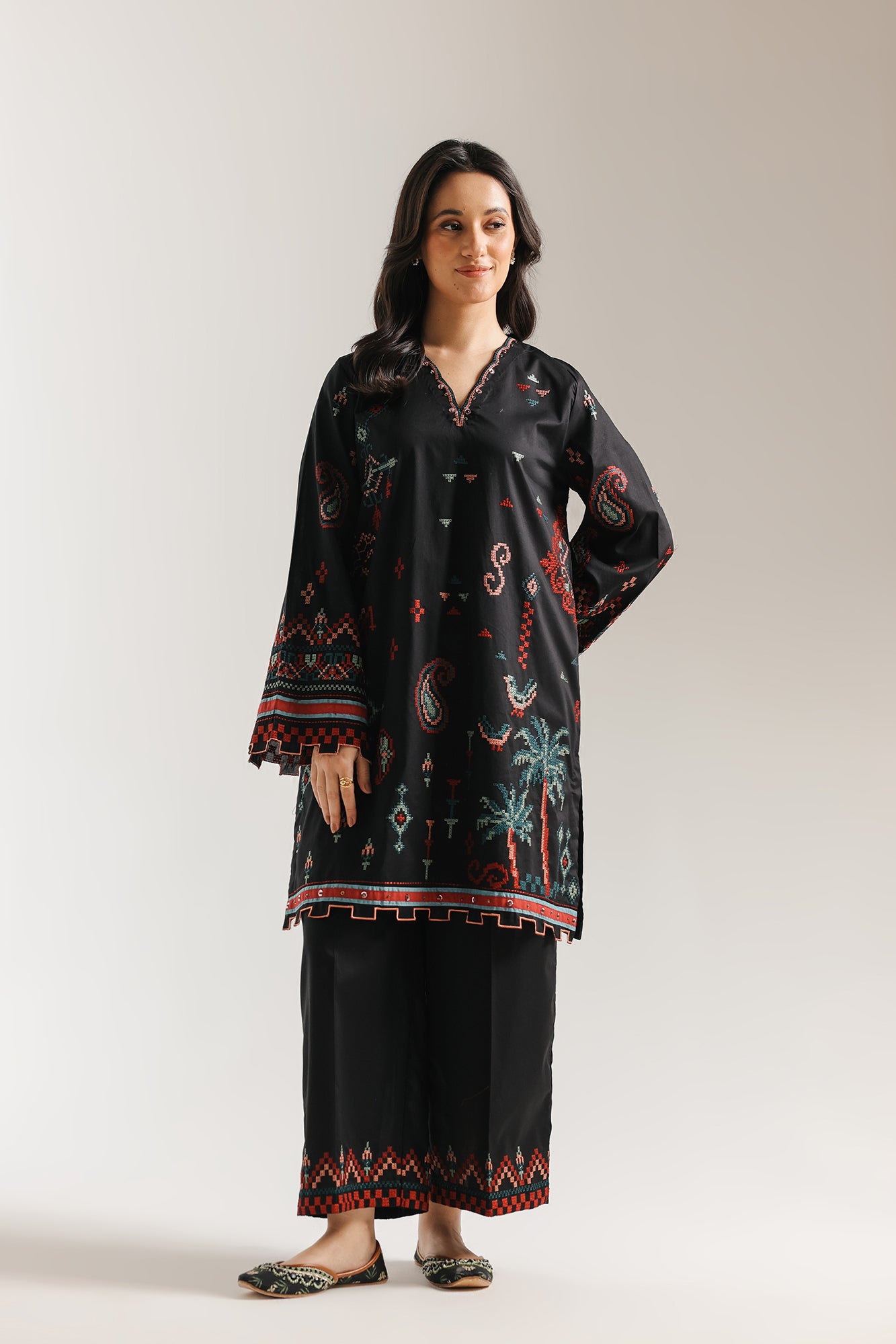 EMBROIDERED SUIT (E4197/103/901)