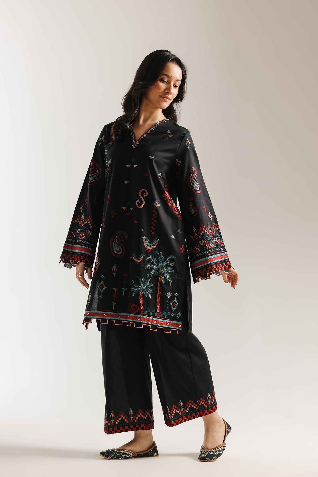 EMBROIDERED SUIT (E4197/103/901)