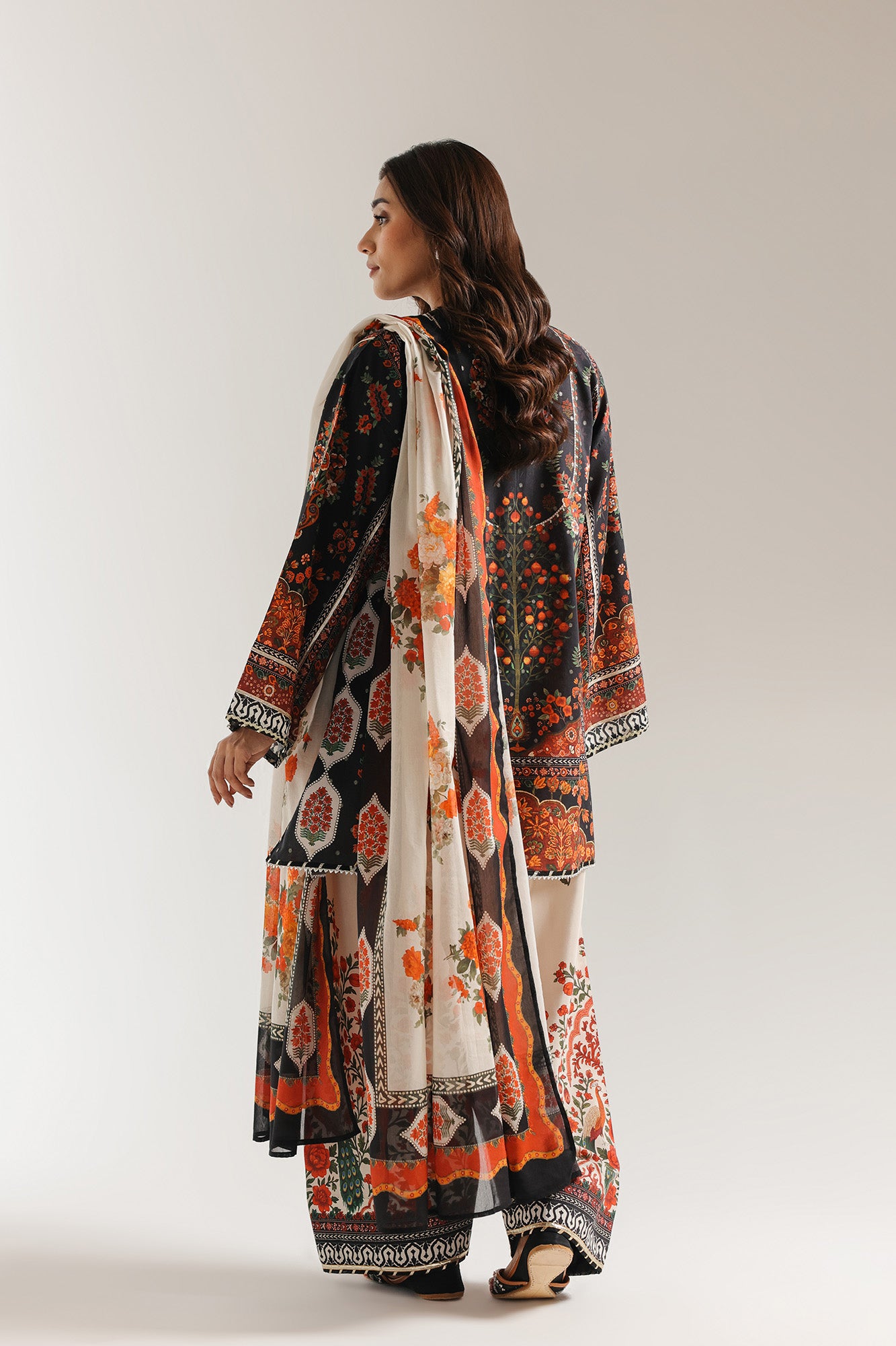 EMBROIDERED SUIT (E4201/103/901)